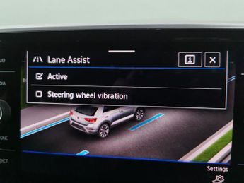 Volkswagen T-Roc 1.5 TSI R-Line DSG (150 ps) - NAV - HEATED SEATS - ALCANTARA