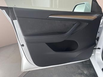 Tesla Model Y (Dual Motor) Long Range 4WDE (384 bhp) - HEATED STEERING - WIFI