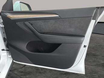 Tesla Model Y (Dual Motor) Long Range 4WDE (384 bhp) - HEATED STEERING - WIFI