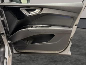 Audi Q4 E-tron 35 S line 55kWh (170 ps) - LED - XENONS - HEATED SEATS