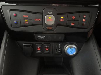Nissan Leaf 39kWh Tekna (150 ps) - LED - NAV - LANE DEPARTURE