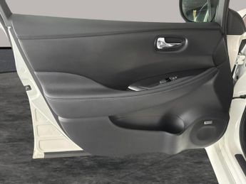 Nissan Leaf 39kWh Tekna (150 ps) - LED - NAV - LANE DEPARTURE