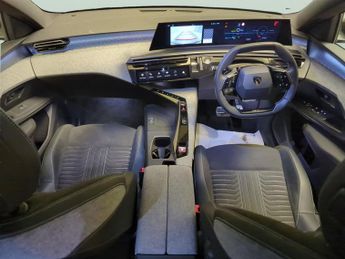 Peugeot E-3008 73kWh GT (210 ps) - REVERSE CAM - NAV - HEATED SEATS