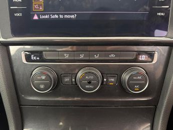 Volkswagen E-golf 35.8kWh e-Golf (136 ps) - CLIMATE CONTROL - DAB - USB AUDIO