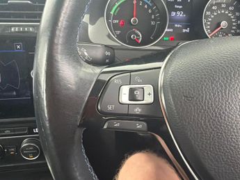 Volkswagen E-golf 35.8kWh e-Golf (136 ps) - CLIMATE CONTROL - DAB - USB AUDIO