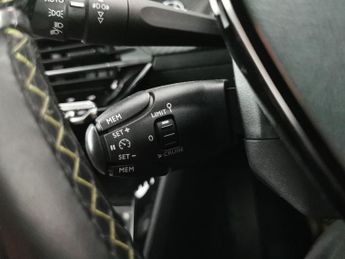 Peugeot E-2008 50kWh GT (136 ps) - LED - REVERSE CAM - NAV