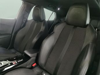 Peugeot E-2008 50kWh GT (136 ps) - LED - REVERSE CAM - NAV
