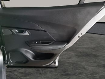 Peugeot E-2008 50kWh GT (136 ps) - LED - REVERSE CAM - NAV