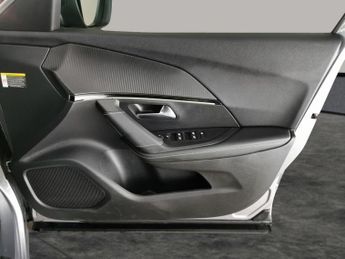 Peugeot E-2008 50kWh GT (136 ps) - LED - REVERSE CAM - NAV