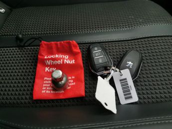 Peugeot E-2008 50kWh GT (136 ps) - LED - REVERSE CAM - NAV