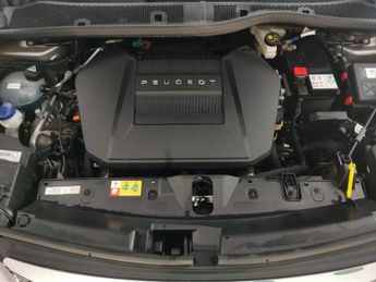 Peugeot E-2008 50kWh GT (136 ps) - LED - REVERSE CAM - NAV