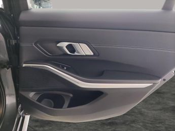 BMW 3 Series 2.0 330e 12kWh M Sport Touring Plug-in (292 ps) - REVERSE CAM