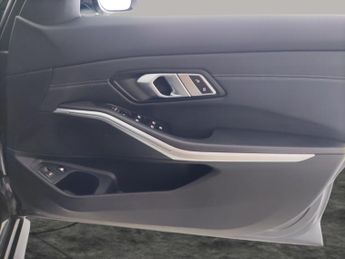 BMW 3 Series 2.0 330e 12kWh M Sport Touring Plug-in (292 ps) - REVERSE CAM