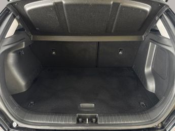 Hyundai Kona 64kWh Premium (10.5kW Charger) (204 ps) - REVERSE CAM - NAV - HE
