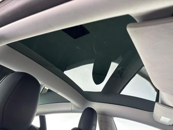 Tesla Model 3 (Dual Motor) Long Range 4WDE (346 ps) - HEATED WHEEL - LEATHER -