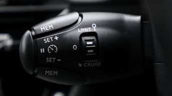 Peugeot E-2008 50kWh Allure Premium (7kW Charger) (136 ps) - BLUETOOTH - CRUISE