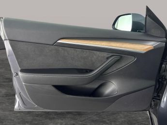 Tesla Model 3 (Dual Motor) Long Range 4WDE (346 ps) - HEATED WHEEL - LEATHER -