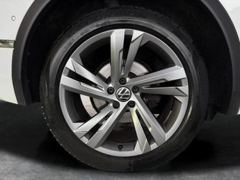 Volkswagen Tiguan 1.5 TSI R-Line Edition DSG (150 ps) - ADAPTIVE CRUISE - PARK ASS