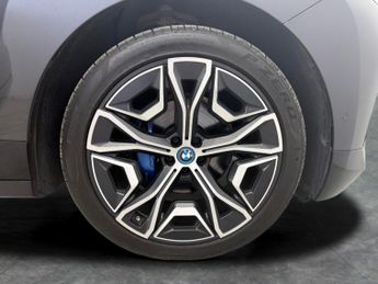 BMW iX 40 76.6kWh M Sport xDrive (326 ps) - HUD - HK AUDIO - DRIVING AS