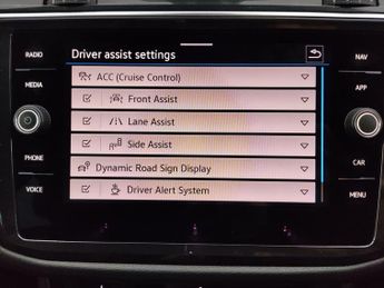 Volkswagen Tiguan 2.0 TDI R-Line DSG (150 ps) - HEATED STEERING - ASSISTANCE PACK 