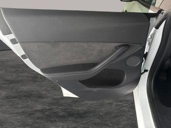 Tesla Model Y SUV RWD (346 ps) KEYLESS ENTRY - REV CAM - LED LIGHTS - SAT NAV