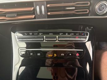 Mercedes-Benz EQC EQC 400 80kWh AMG Line (Premium Plus) 4MATIC (408 ps) - LED - NA