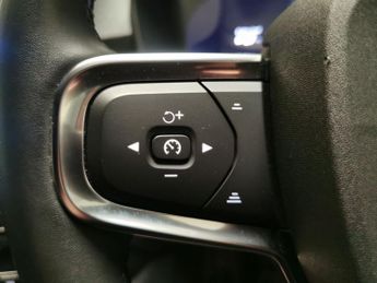 Volvo XC40 Recharge 69kWh Plus (231 ps) - KEYLESS ENTRY - PARK ASSIST - LED