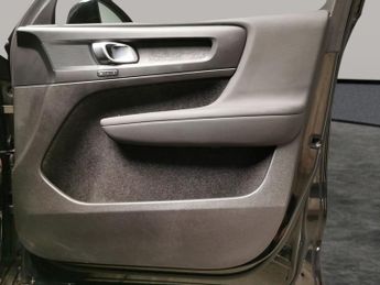 Volvo XC40 Recharge 69kWh Plus (231 ps) - KEYLESS ENTRY - PARK ASSIST - LED