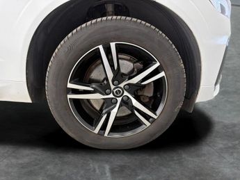 Volvo XC60 2.0h T6 Recharge 18.8kWh R-Design Plug-in AWD (350 ps) - KEYLESS