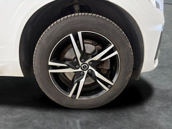 Volvo XC60 2.0h T6 Recharge 18.8kWh R-Design Plug-in AWD (350 ps) - KEYLESS