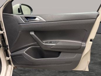 Volkswagen Taigo 1.5 TSI R-Line DSG (150 ps) - LED - NAV - LIGHT AND SIGHT PACK