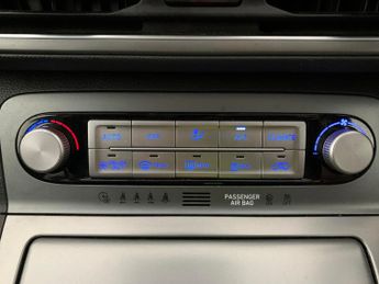 Hyundai Kona 64kWh Premium (10.5kW Charger) (204 ps) - LED - REVERSE CAM - NA