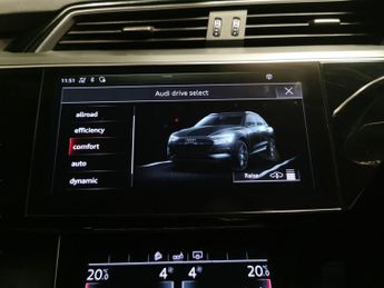 Audi e-tron 55 quattro 95kWh (408 ps) - LED - REVERSE CAM - 4 ZONE CLIMATE C
