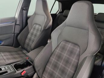 Volkswagen Golf 2.0 TDI GTD DSG (200 ps) - LED - ALCANTARA - HEATED STEERING