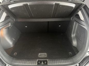 Hyundai Kona 39kWh SE Connect (10.5kW Charger) (136 ps) - LANE DEPARTURE  - B