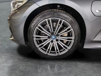 BMW 3 Series 2.0 330e 12kWh M Sport Plug-in (292 ps) - APPLE CARPLAY - PARK A