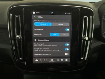 Volvo XC40 Recharge 69kWh Plus (231 ps) - KEYLESS ENTRY - PARK ASSIST - LED