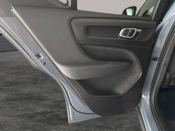Volvo XC40 Recharge 69kWh Plus (231 ps) - KEYLESS ENTRY - PARK ASSIST - LED