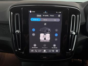 Volvo XC40 Recharge 69kWh Plus (231 ps) - KEYLESS ENTRY - PARK ASSIST - LED