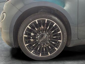 Fiat 500e 42kWh La Prima (118 ps) - NAV - SUNBLINDS - BLIND SPOT ASSIST