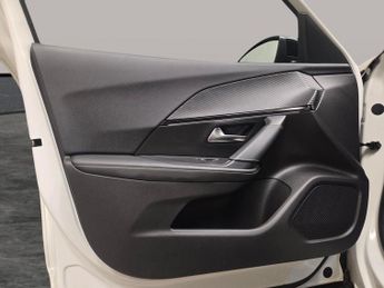 Peugeot E-2008 50kWh GT (136 ps) - HEATED SEATS - BLIND SPOT ASSIST - BLUETOOTH