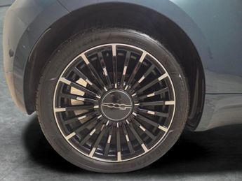 Fiat 500e 42kWh La Prima (118 ps) - NAV - SUNBLINDS - BLIND SPOT ASSIST