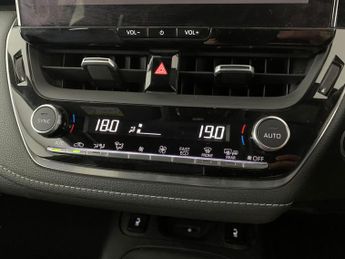 Toyota Corolla 1.8 VVT-h Icon Touring Sports CVT (140 ps) - HEATED SEATS