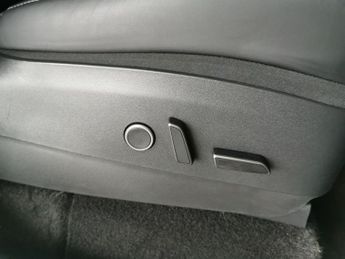 Tesla Model Y (Dual Motor) Long Range 4WDE (384 bhp) - HEATED WHEEL - LEATHER 