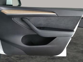 Tesla Model Y (Dual Motor) Long Range 4WDE (384 bhp) - HEATED WHEEL - LEATHER 