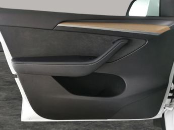 Tesla Model Y (Dual Motor) Long Range 4WDE (384 bhp) - HEATED WHEEL - LEATHER 