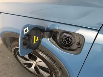 Volvo XC40 1.5h T4 Recharge 10.7kWh Plus Plug-in (211 ps) - SURROUND VIEW -