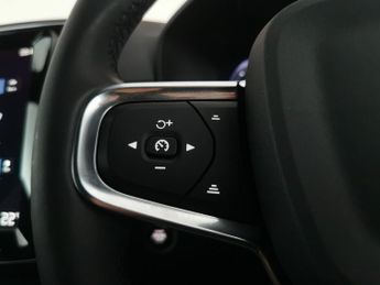 Volvo XC40 1.5h T5 Recharge 10.7kWh Ultimate Dark Plug-in (262 ps) - SURROU