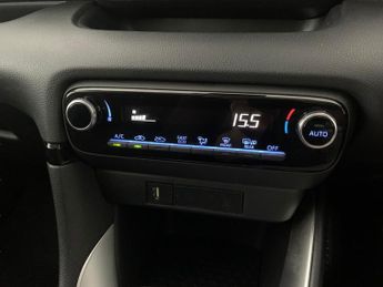 Toyota Yaris 1.5 Design CVT [Nav] - LANE TRACE ASSIST - BLUETOOTH - CLIMATE C