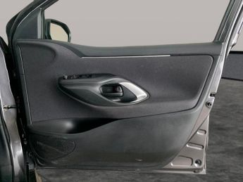 Toyota Yaris 1.5 Design CVT [Nav] - LANE TRACE ASSIST - BLUETOOTH - CLIMATE C